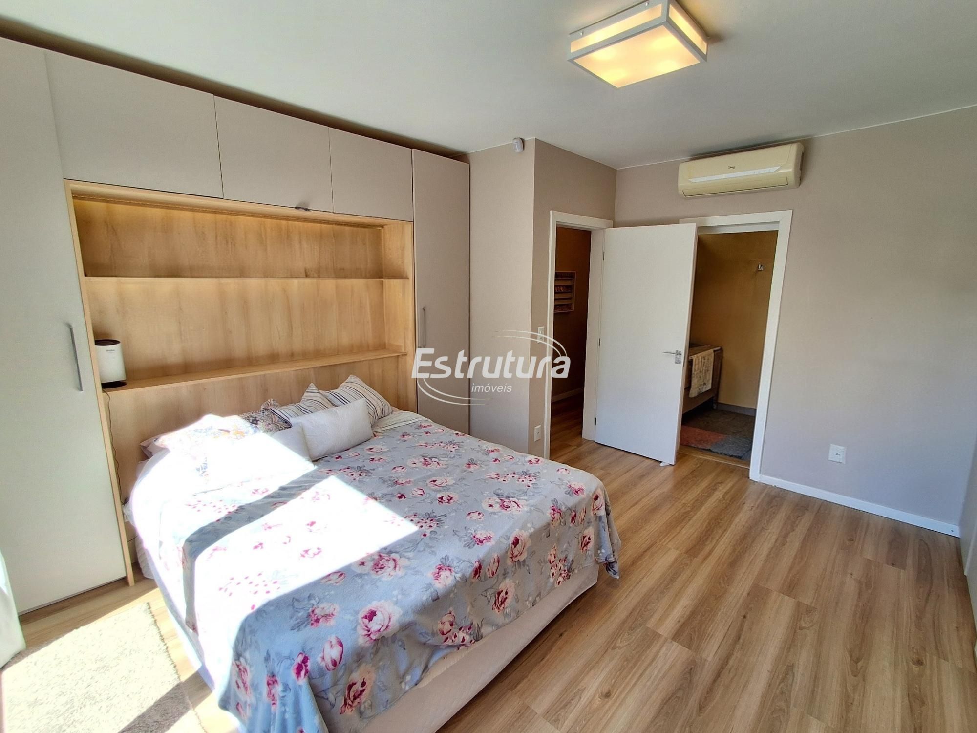 Casa de 4 Dormitórios com piscina