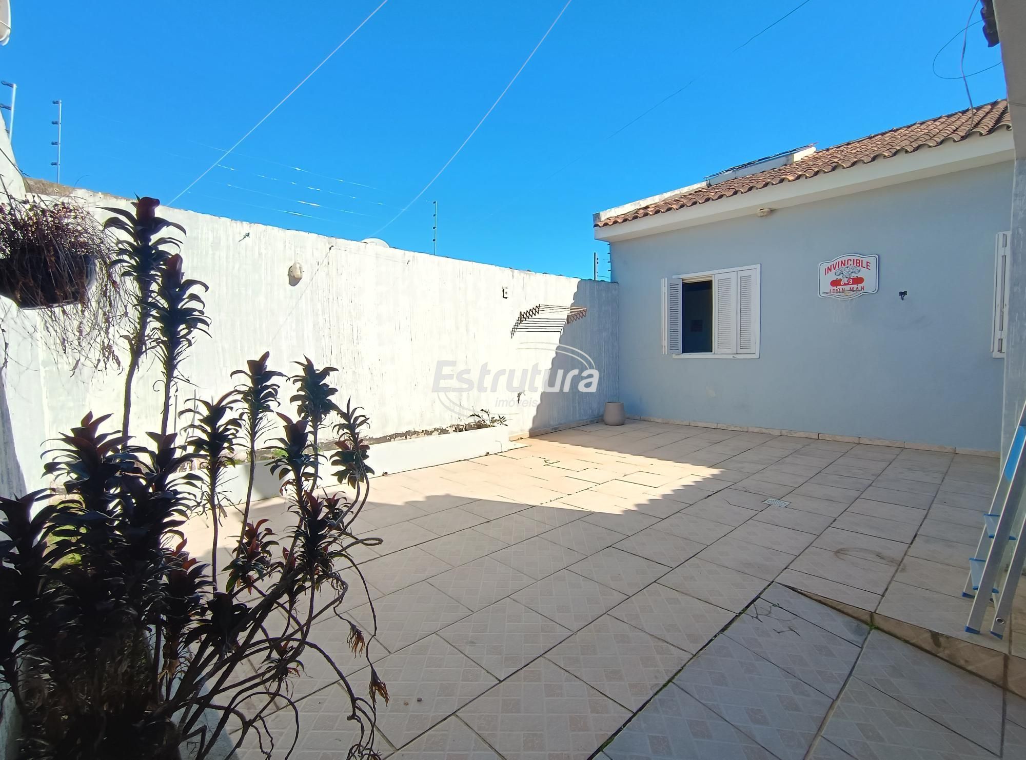 Belíssima casa na tancredo neves com 3 dormitórios sendo 1 s