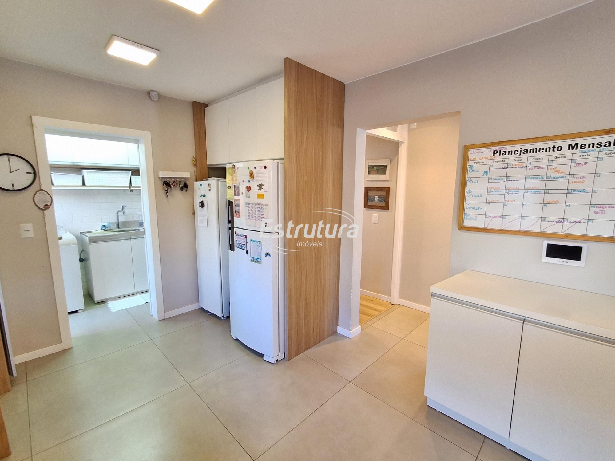 Casa de 4 Dormitórios com piscina