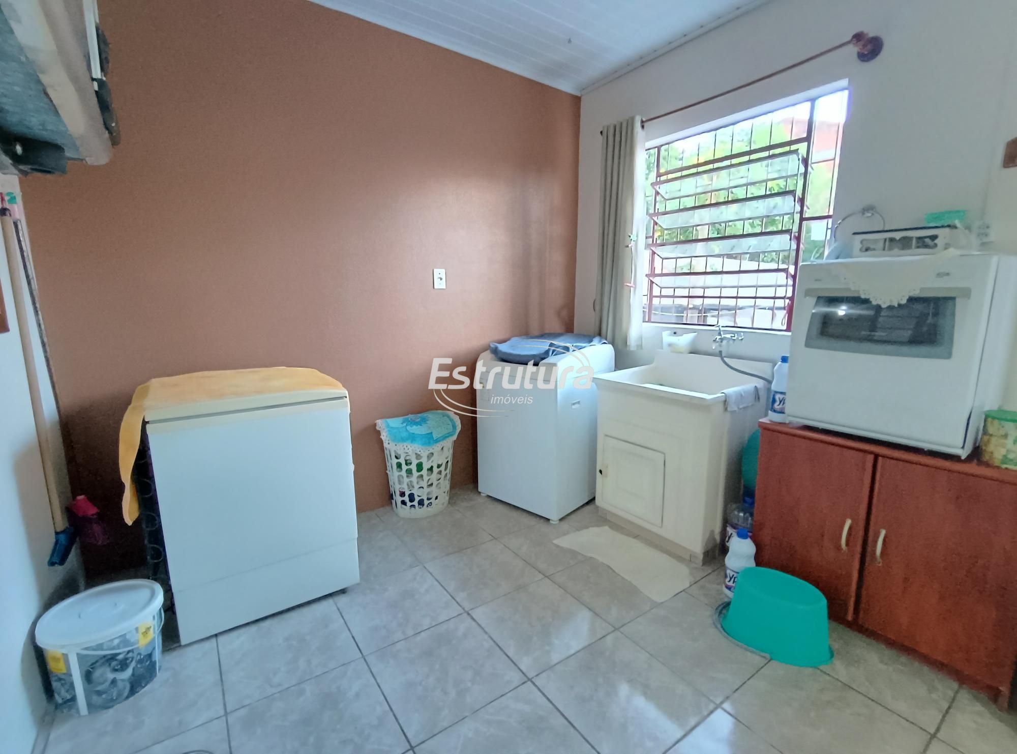 Casa à Venda no Bairro Juscelino Kubitschek – com 3 dormitórios sendo um suíte.