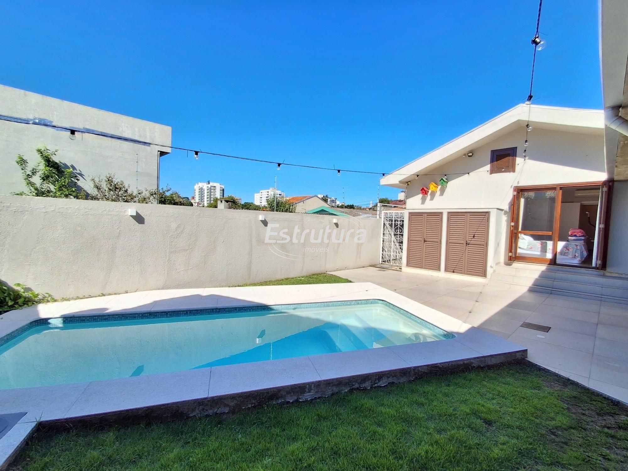 Casa de 4 Dormitórios com piscina