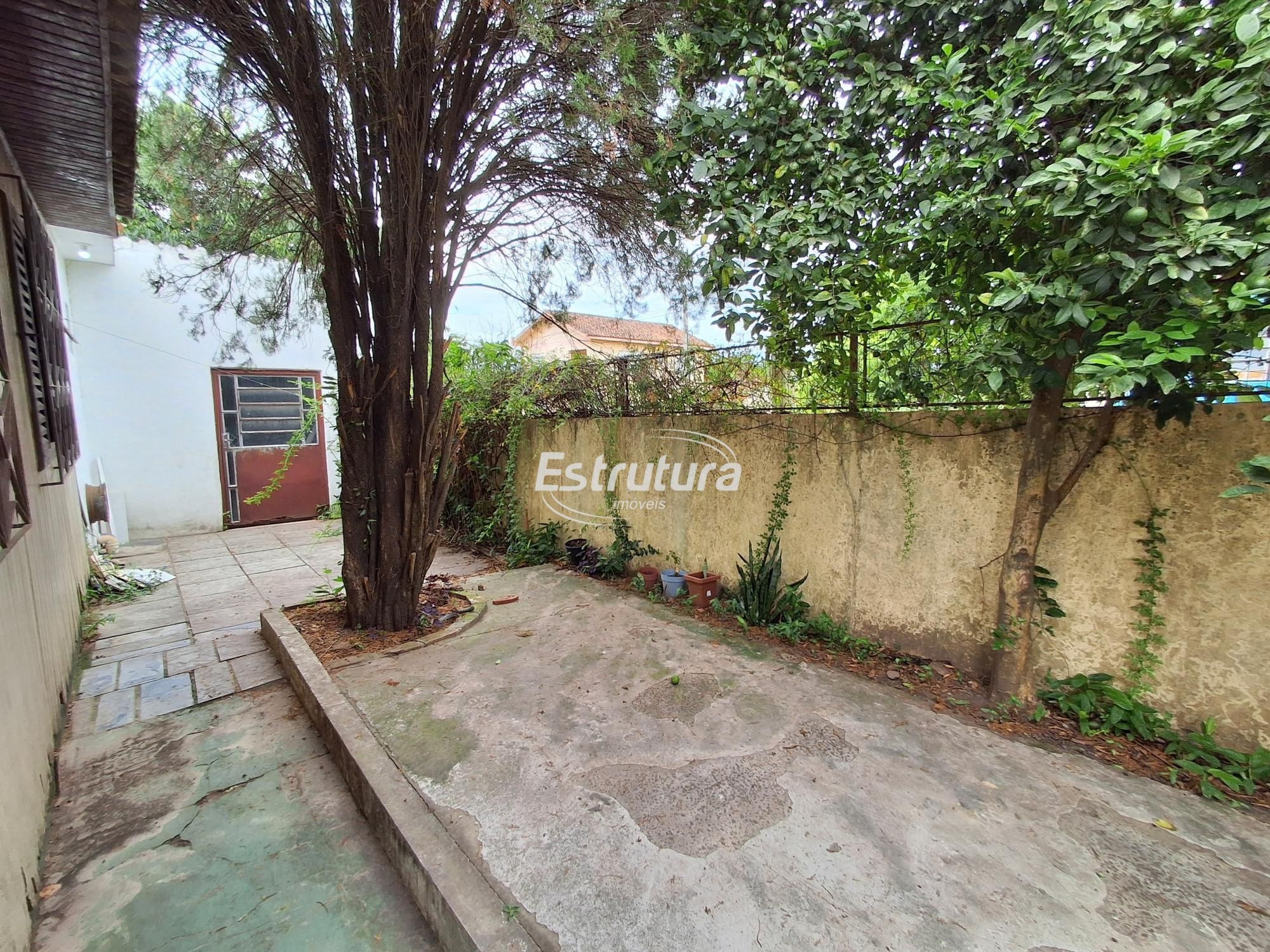 Casa com pátio no bairro Urlandia