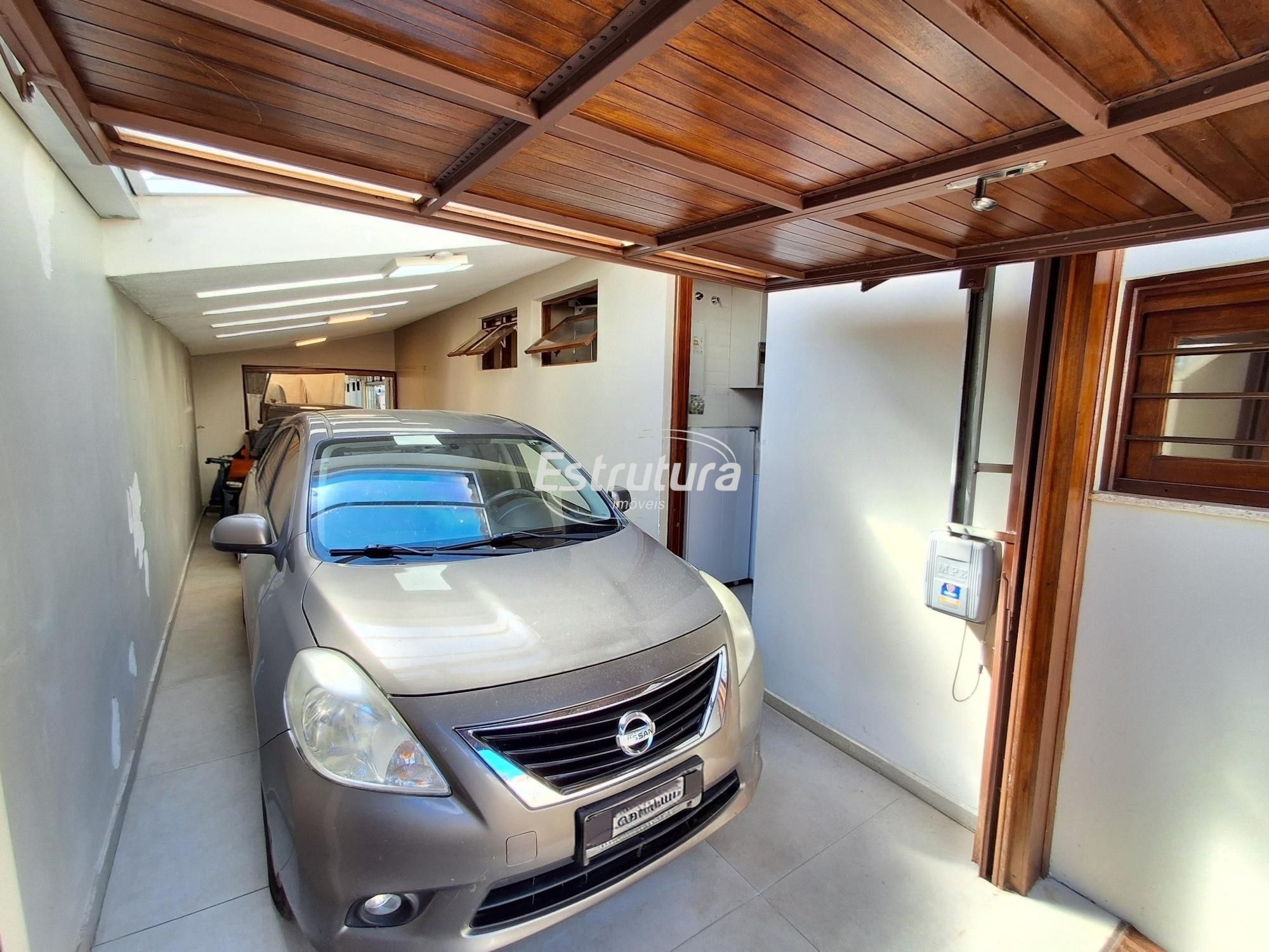 Casa de 4 Dormitórios com piscina