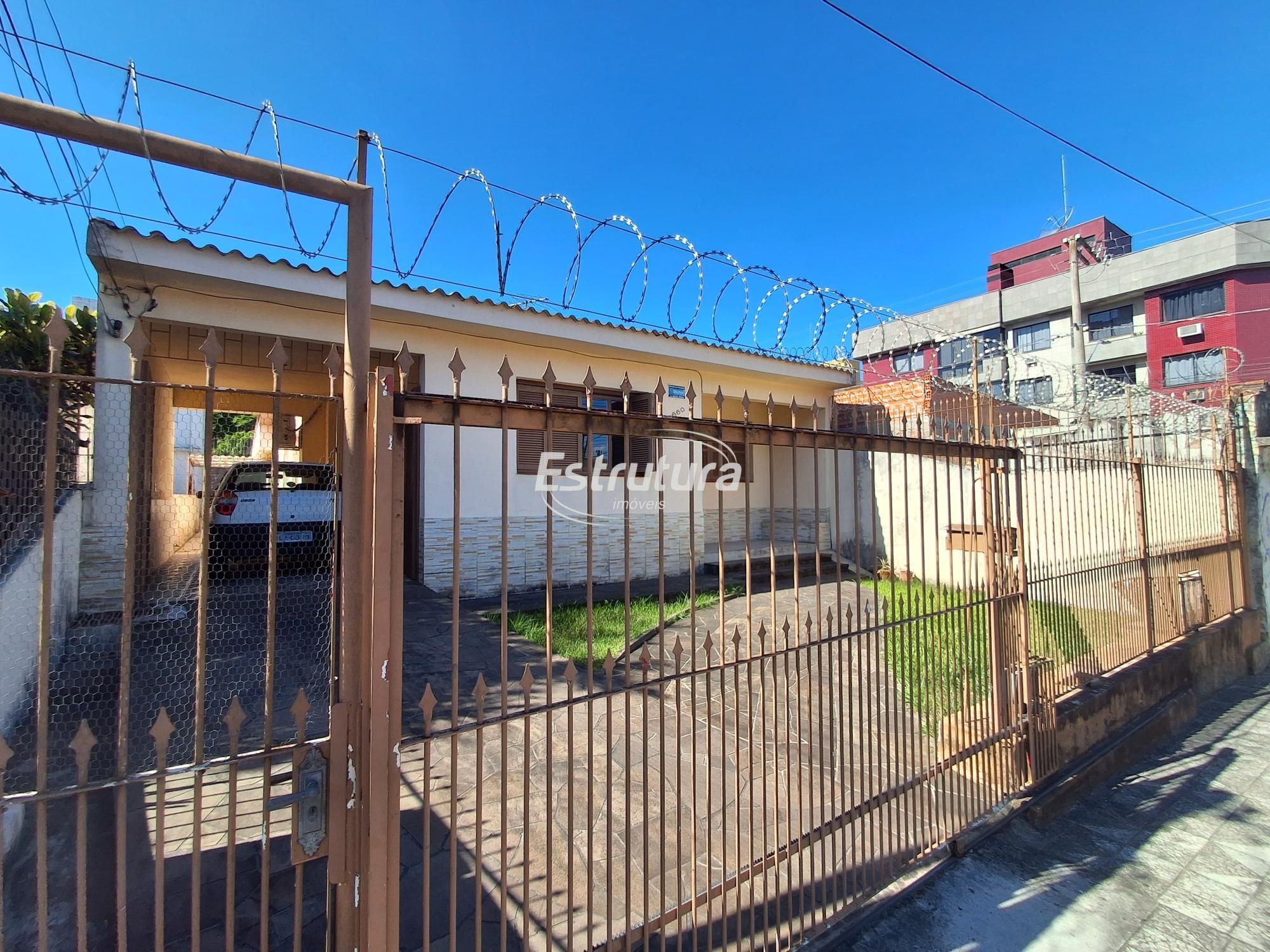 Casa de 3 dormitórios com terreno amplo na Major Duarte