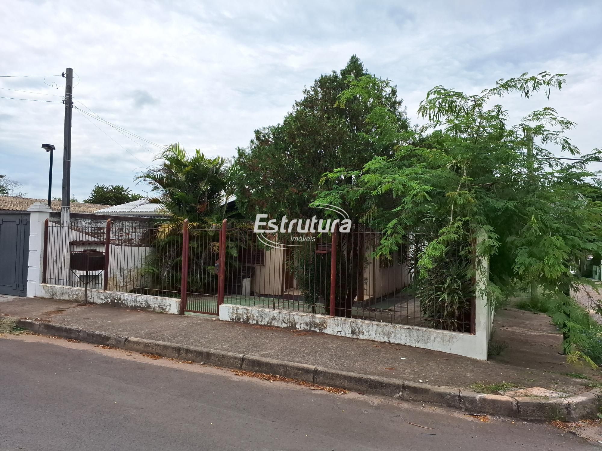 Casa com pátio no bairro Urlandia