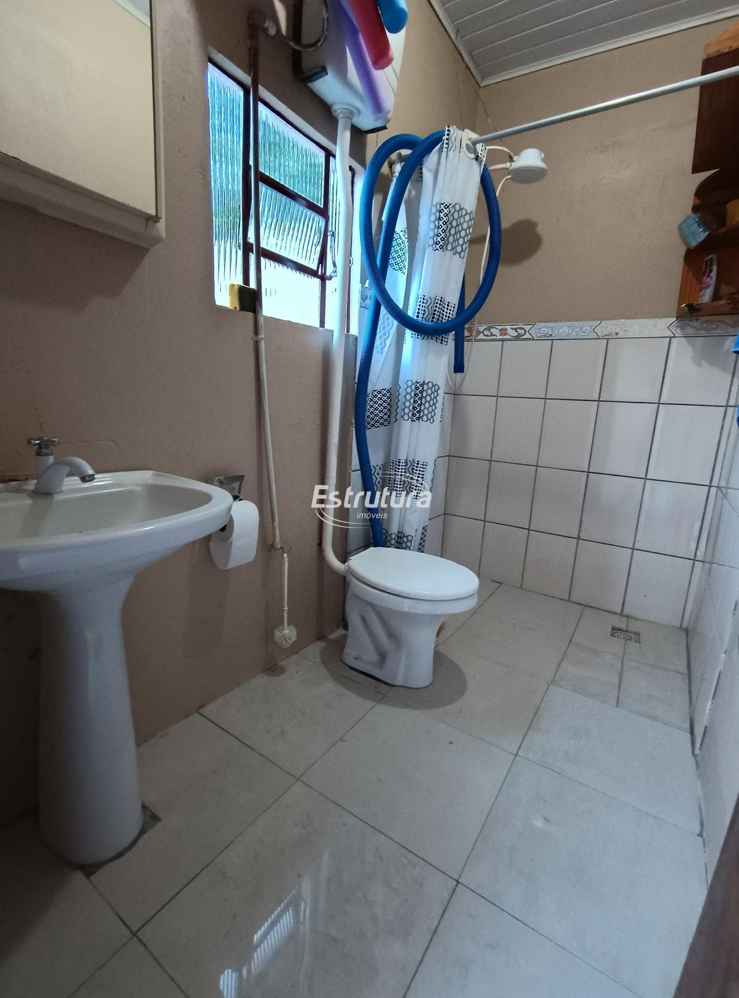 Casa à Venda no Bairro Juscelino Kubitschek – com 3 dormitórios sendo um suíte.