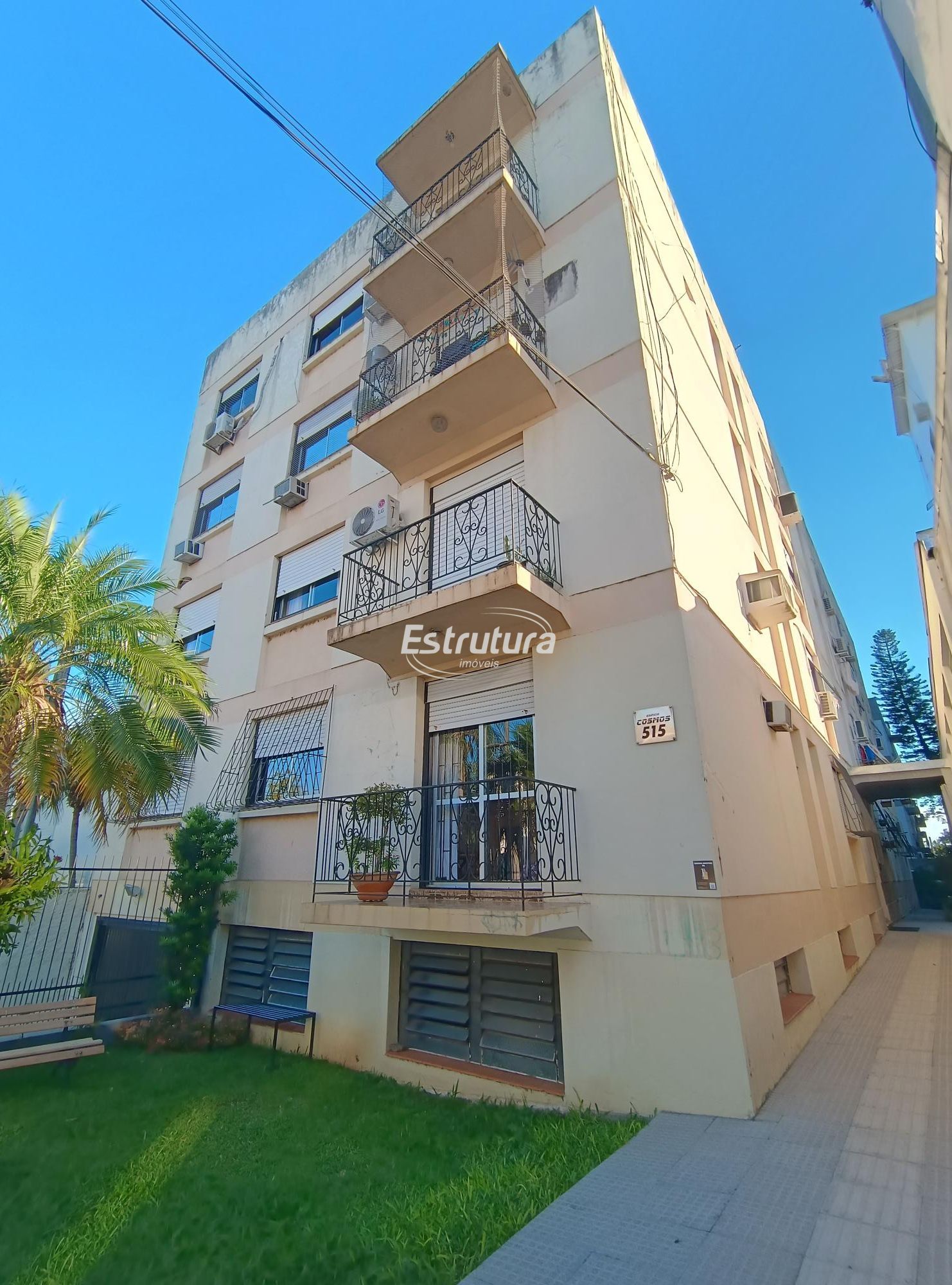 Apartamento com dois dormitórios, sala, cozinha e Banheiro no centro de Santa Ma