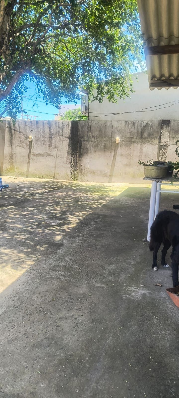Casa com 2 quartos, amplo pátio e garagem no bairro saint pa