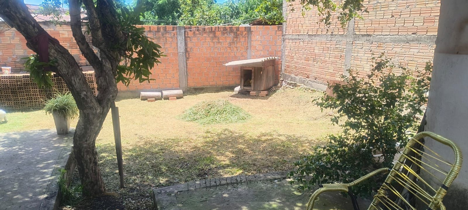 Casa com 2 quartos, amplo pátio e garagem no bairro saint pa