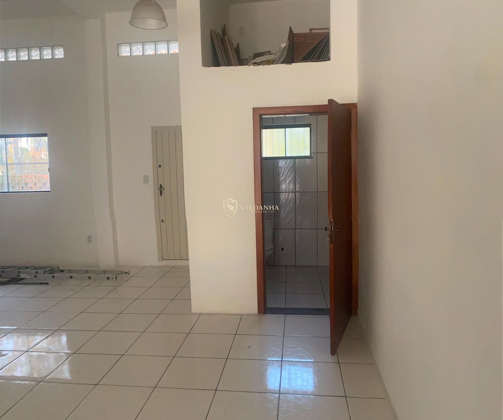 Sala comercial ampla de 150 m² à venda e para locação em ale
