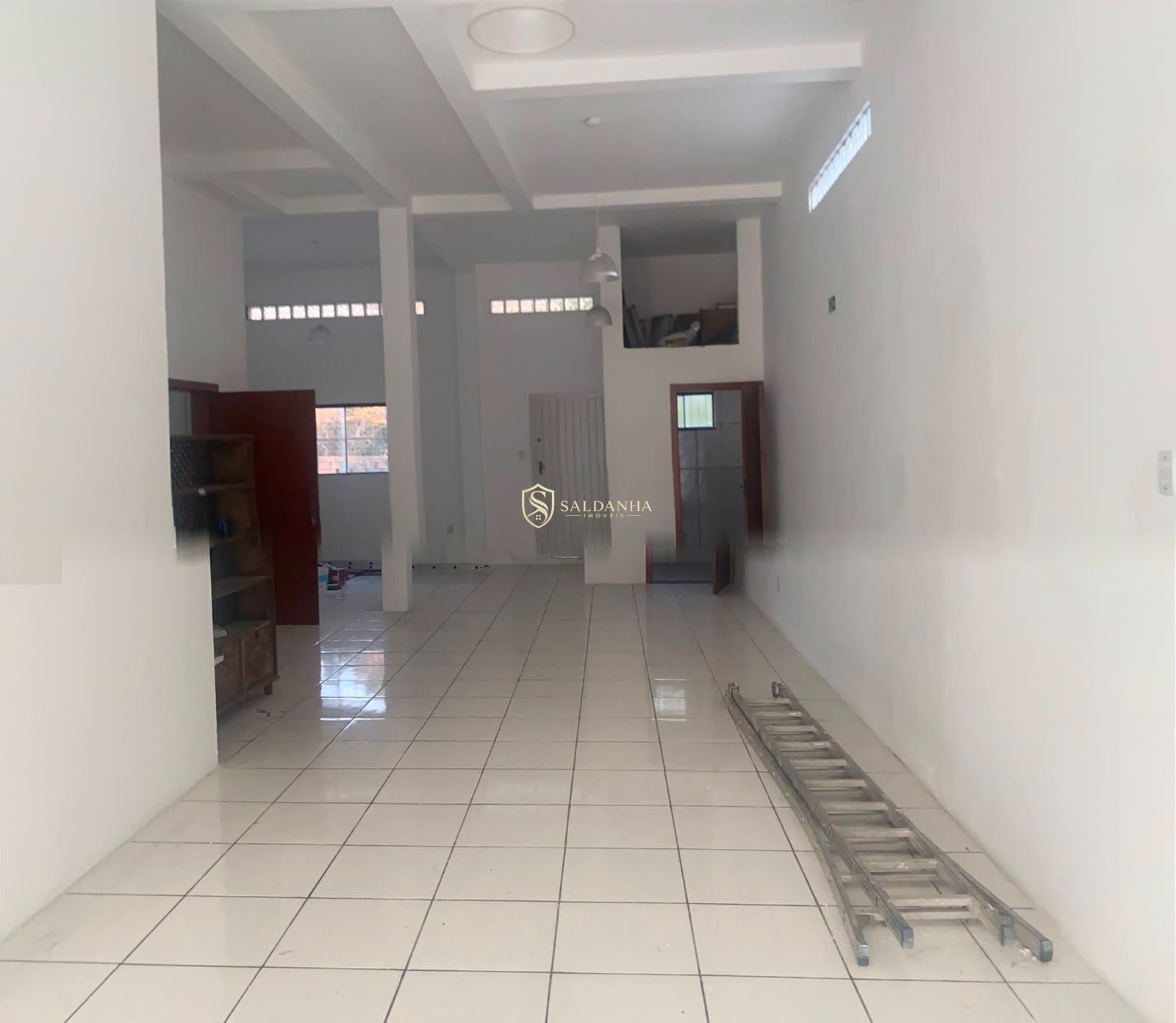 Sala comercial ampla de 150 m² à venda e para locação em ale
