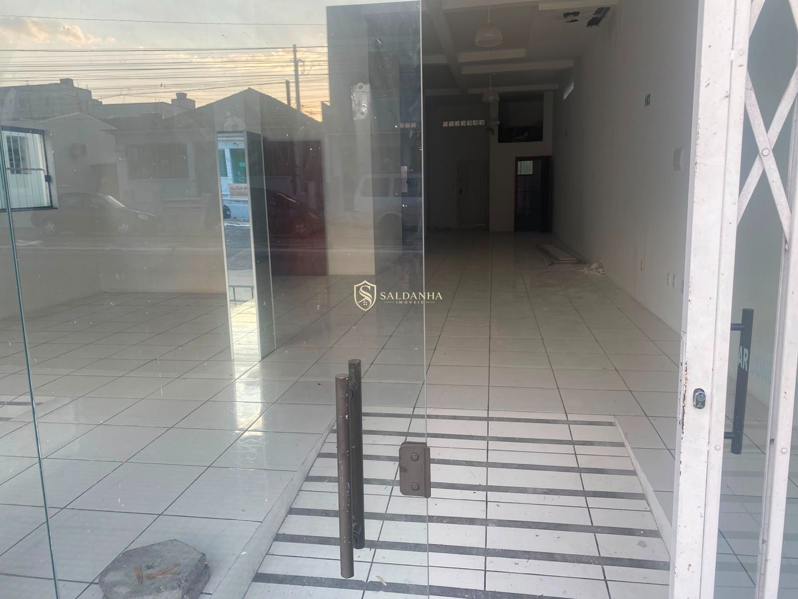 Sala comercial ampla de 150 m² à venda e para locação em ale