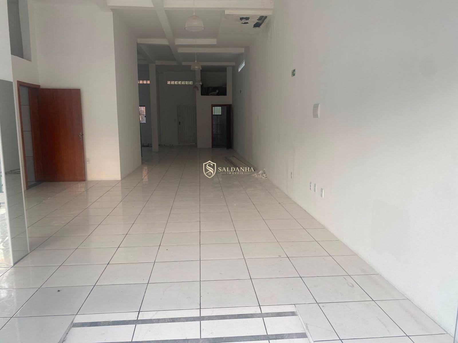 Sala comercial ampla de 150 m² à venda e para locação em ale