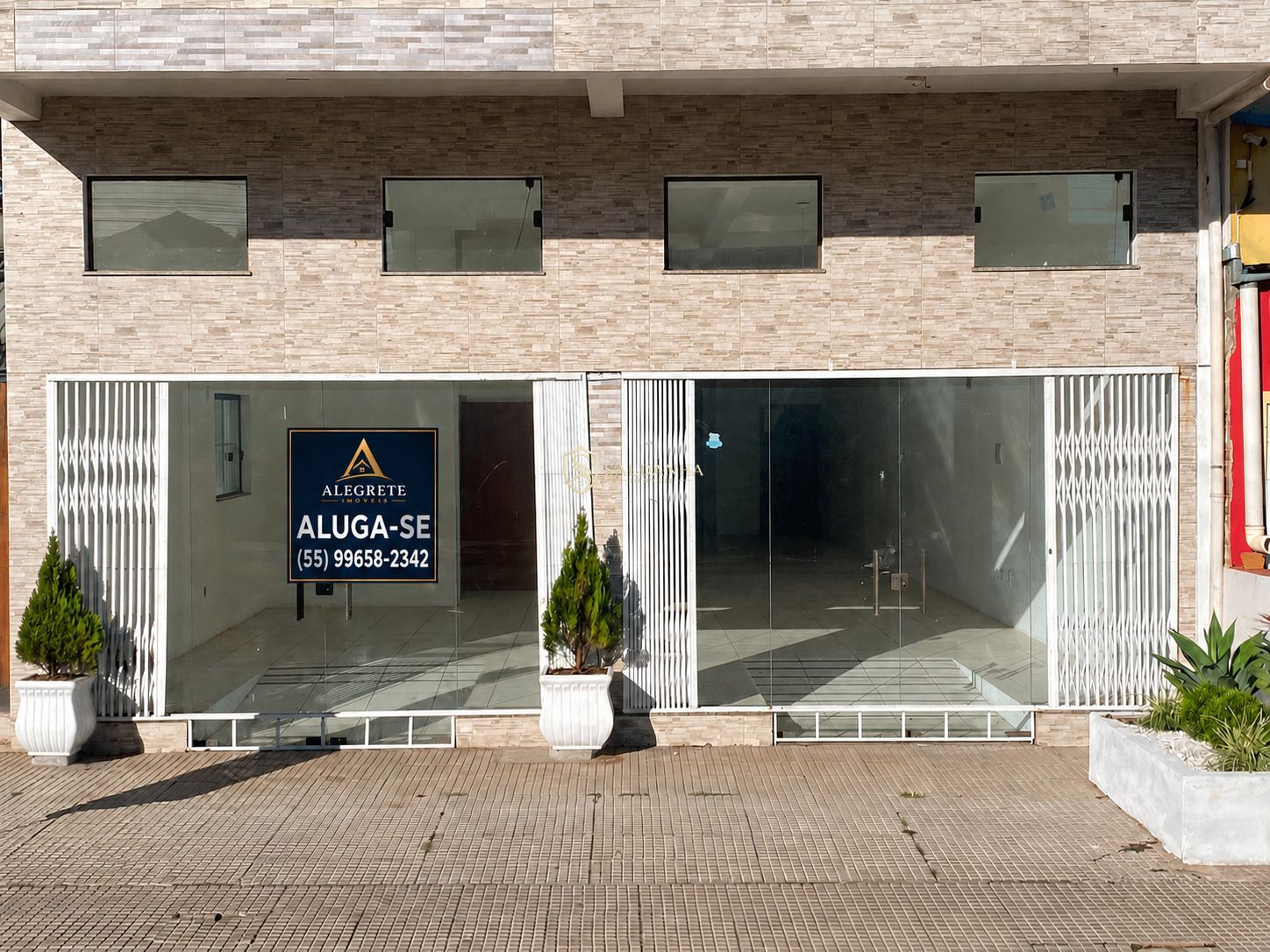 Sala comercial ampla de 150 m² à venda e para locação em ale