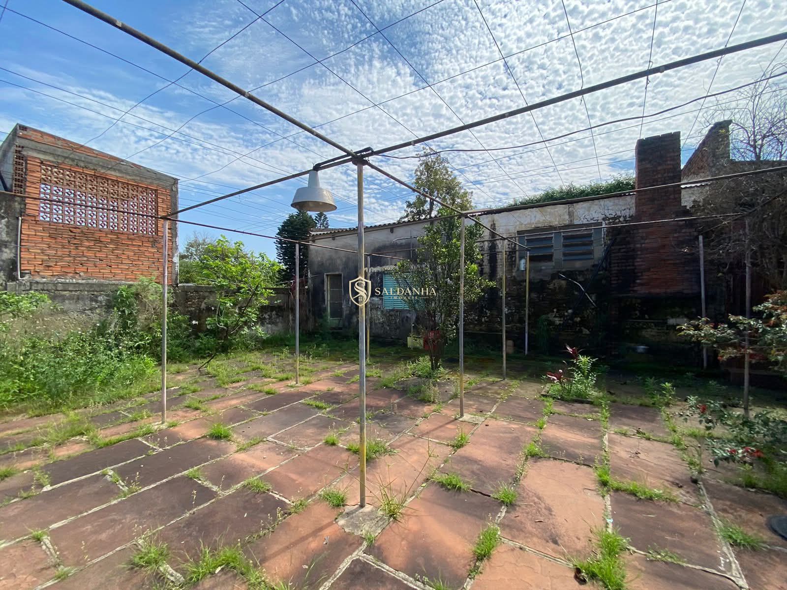 Casa ampla com 4 dormitórios e terreno de 513 m² no Centro