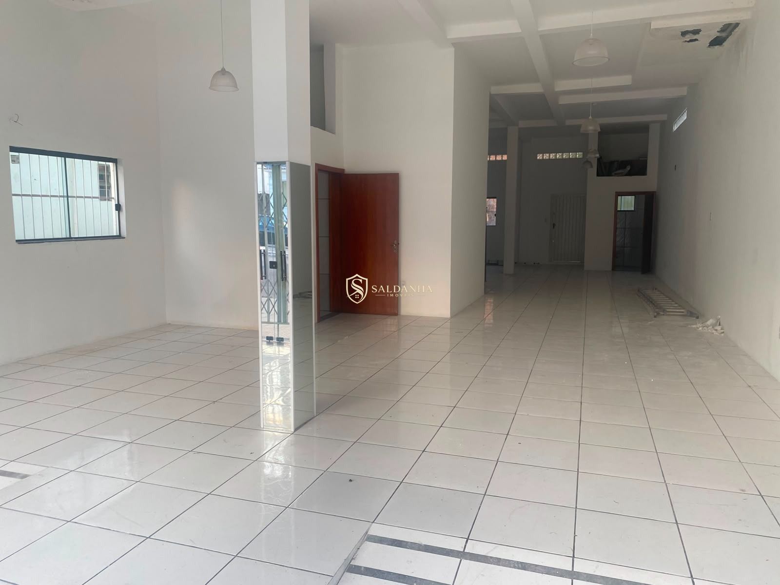 Sala comercial ampla de 150 m² à venda e para locação em ale