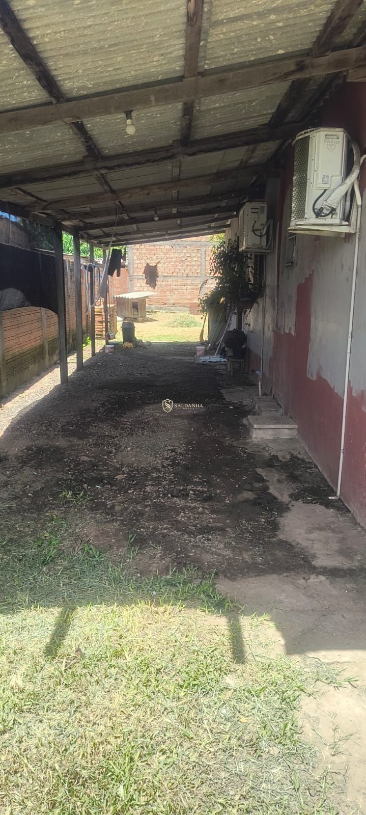Casa com 2 quartos, amplo pátio e garagem no bairro saint pa