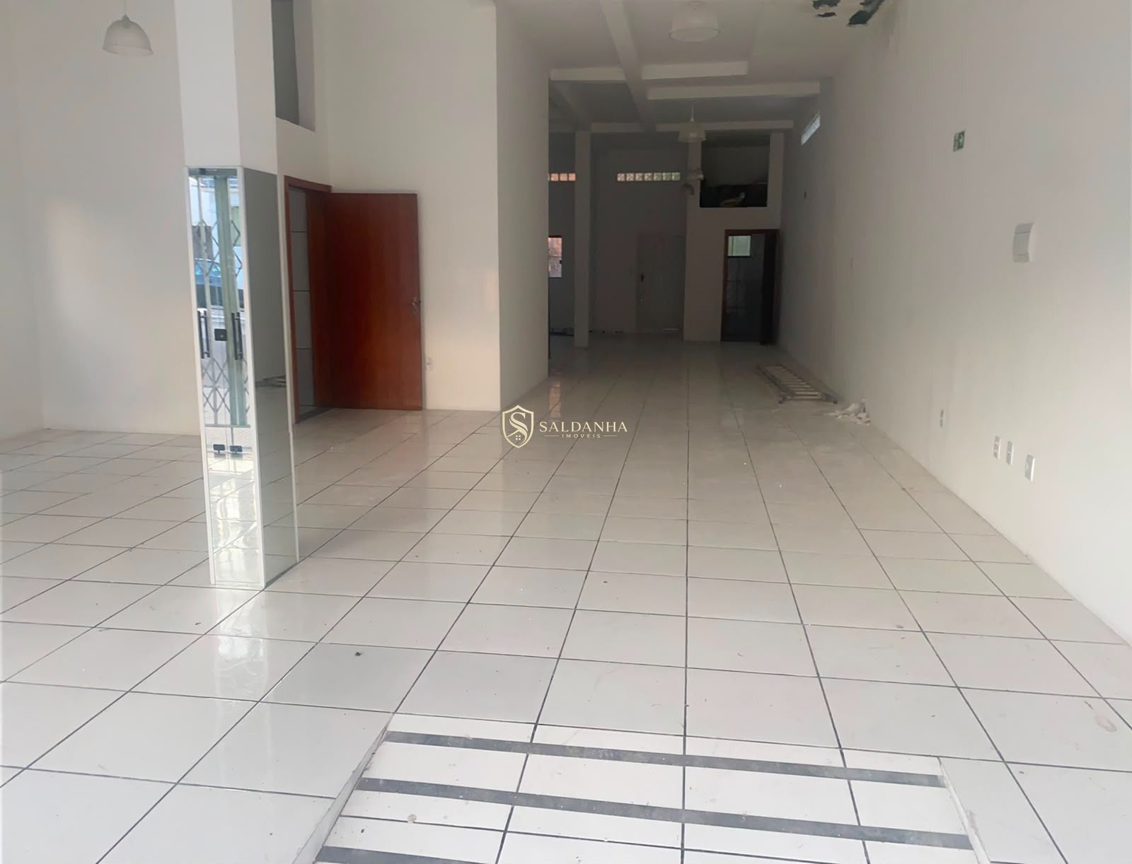 Sala comercial ampla de 150 m² à venda e para locação em ale