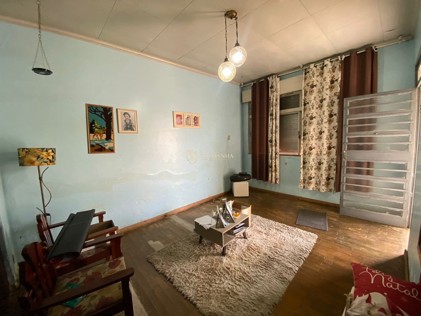 Casa ampla com 4 dormitórios e terreno de 513 m² no Centro