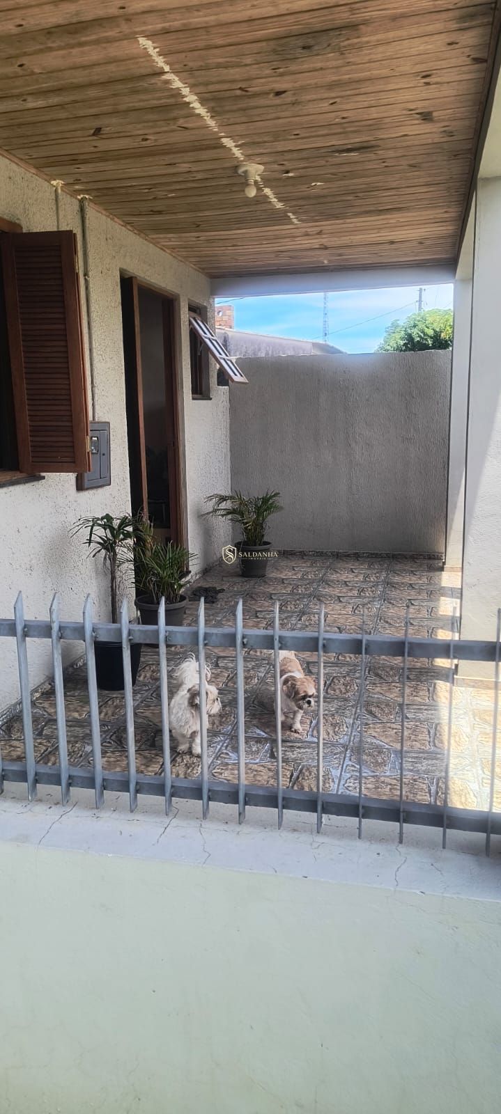 Casa com 2 quartos, amplo pátio e garagem no bairro saint pa