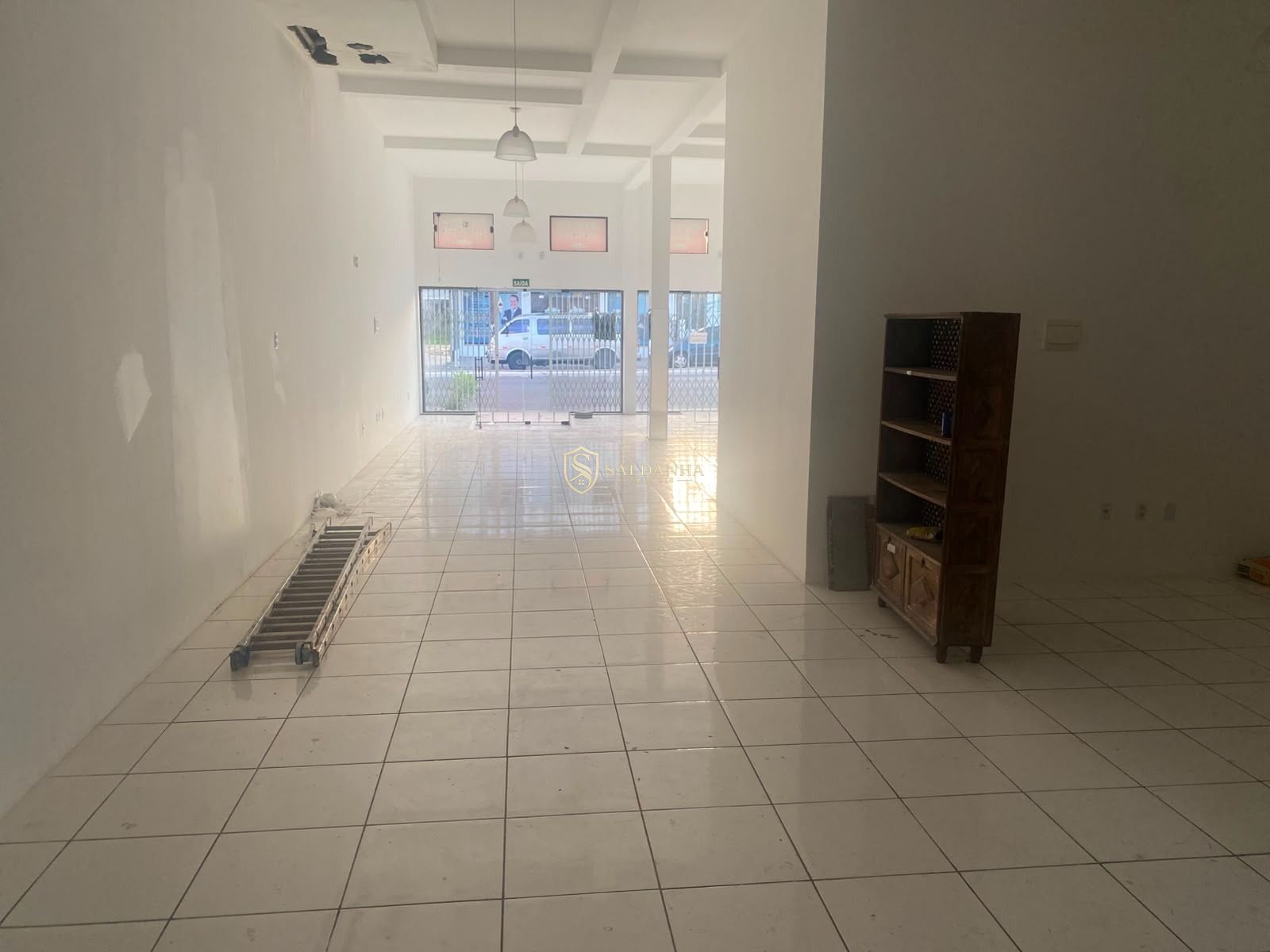 Sala comercial ampla de 150 m² à venda e para locação em ale