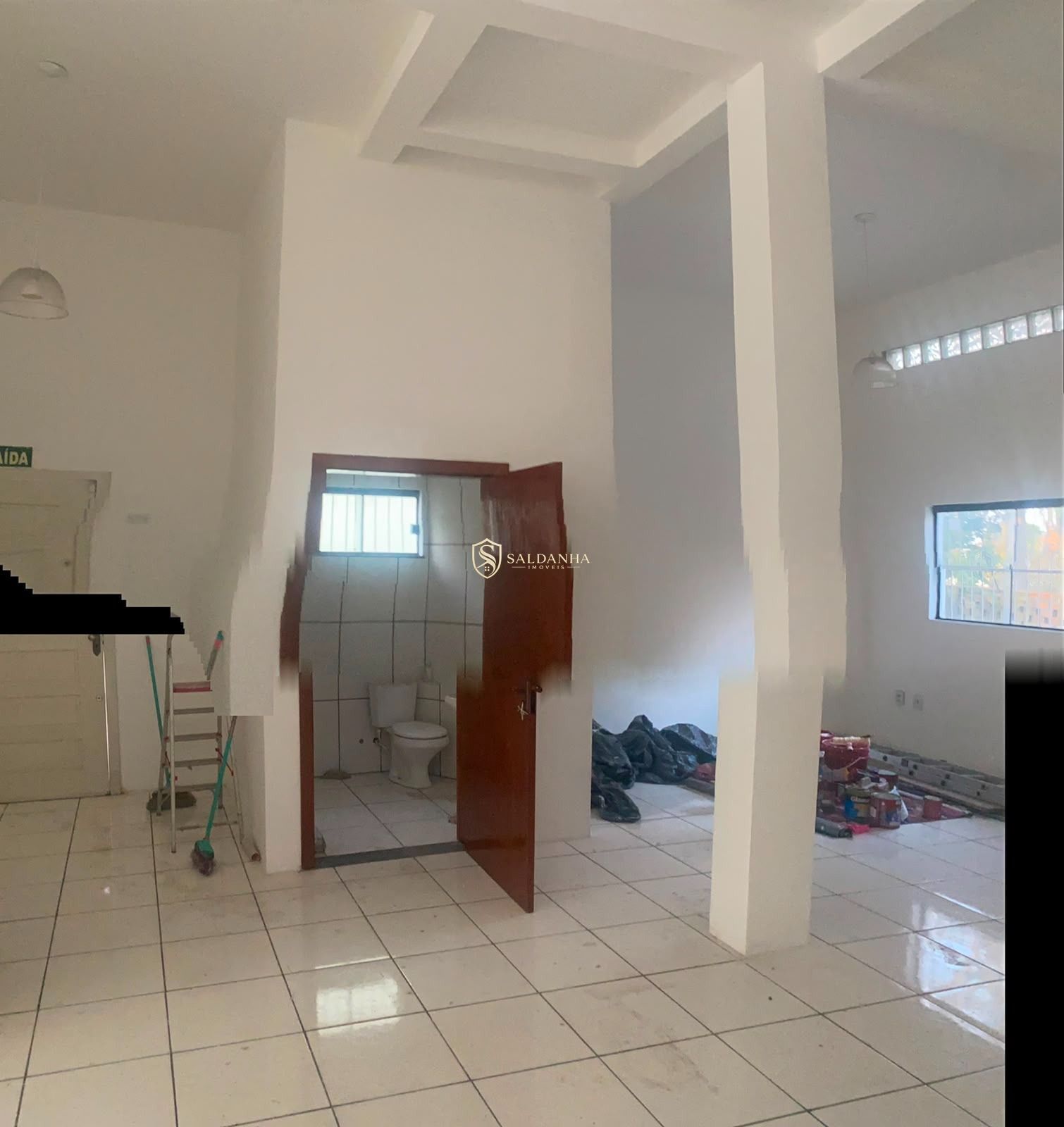 Sala comercial ampla de 150 m² à venda e para locação em ale