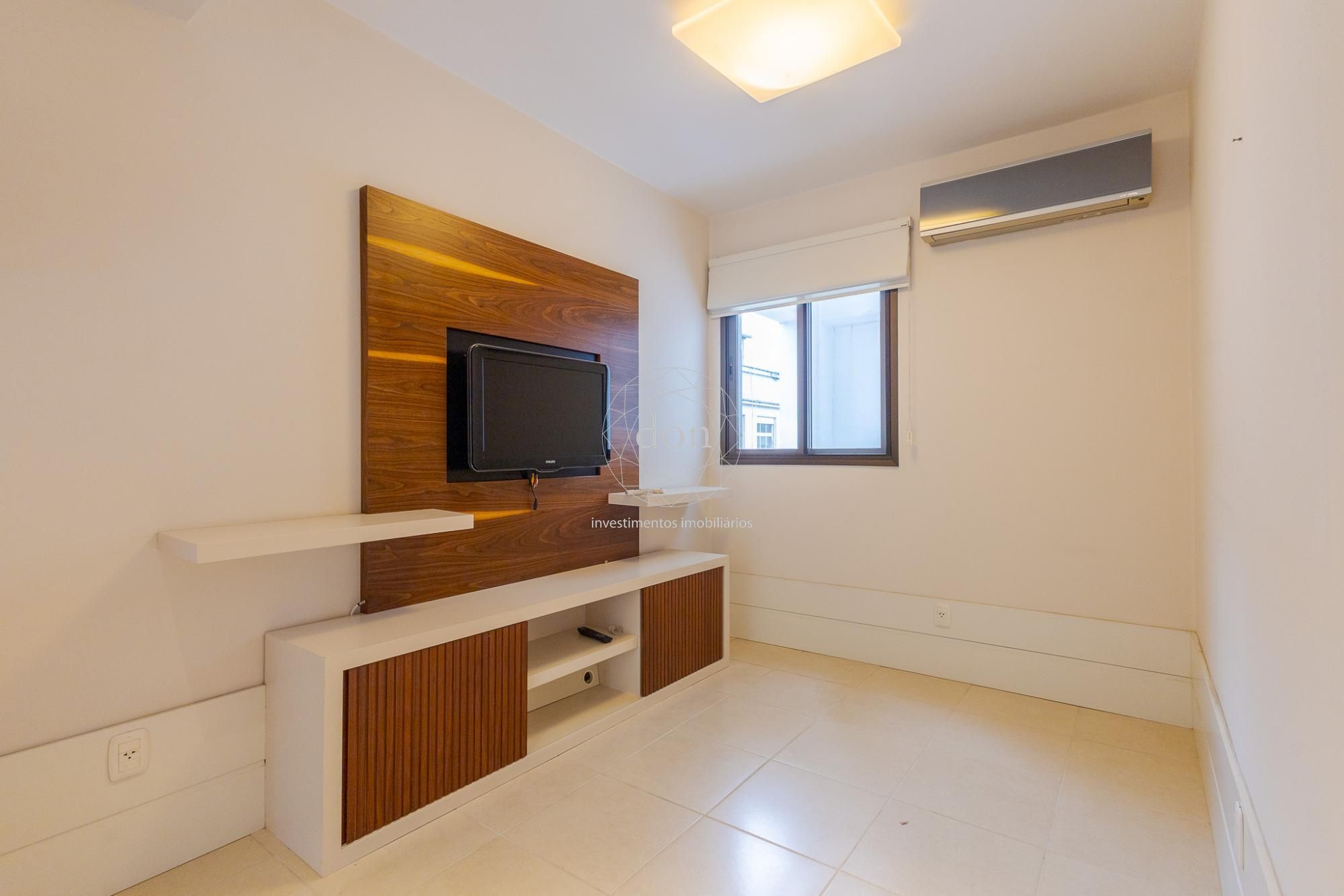 Apartamento com 02 dormitórios e 01 vaga de garagem em localização privilegiada no bairro Independência.