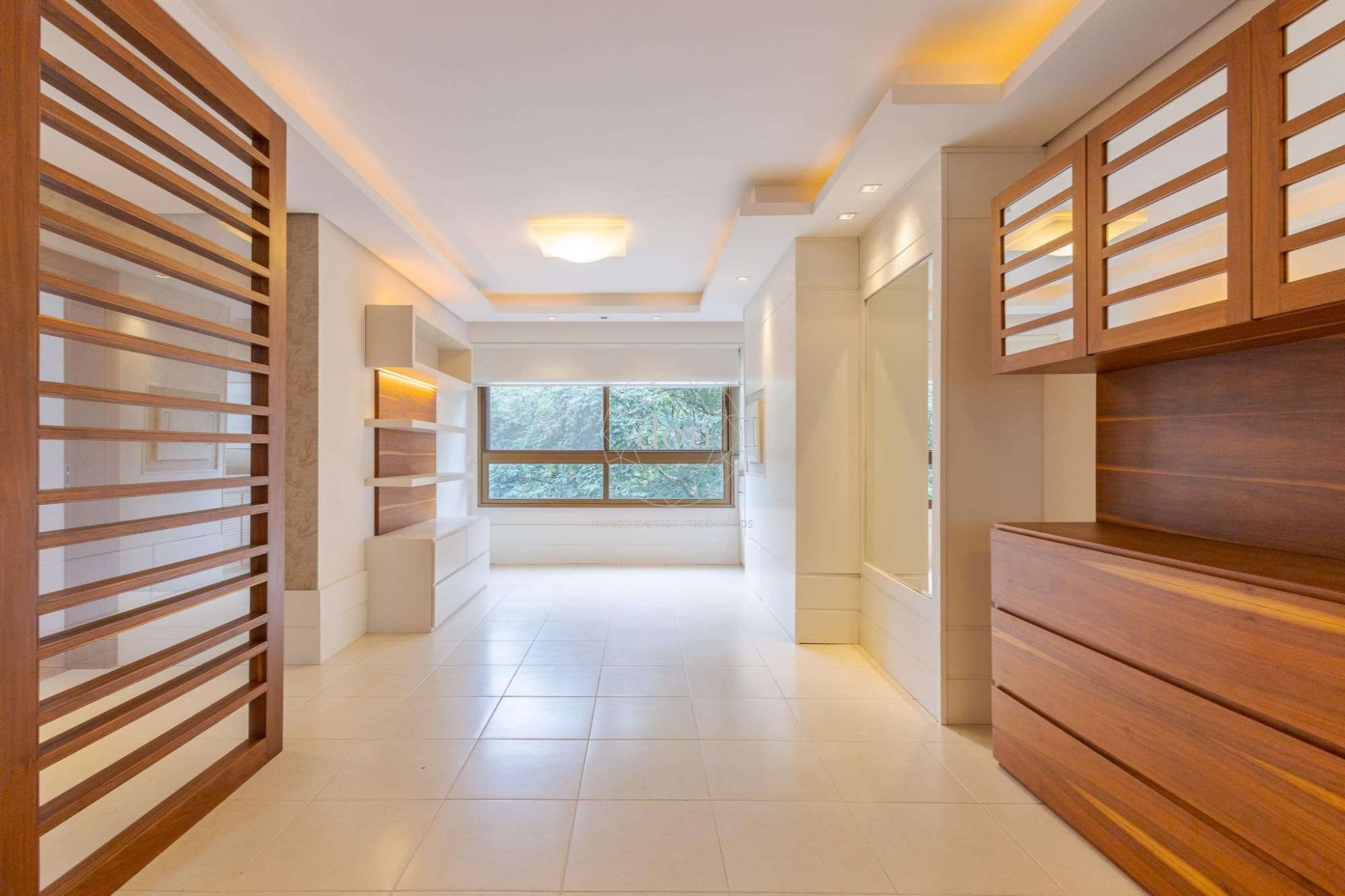 Apartamento com 02 dormitórios e 01 vaga de garagem em localização privilegiada no bairro Independência.