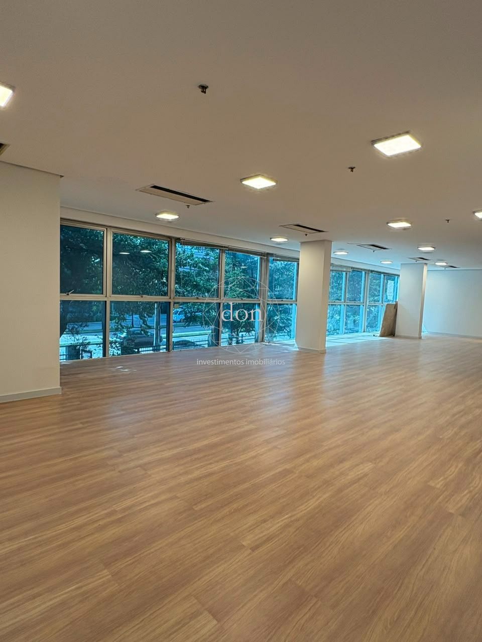 Sala comercial no Edifício Charles de Gaulle, para alugar, 103 m², Petrópolis - Porto Alegre — foto 3