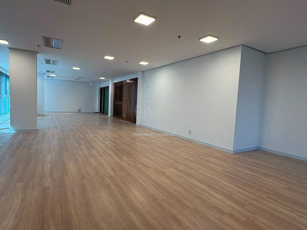 Sala comercial no Edifício Charles de Gaulle, para alugar, 103 m², Petrópolis - Porto Alegre — foto 2