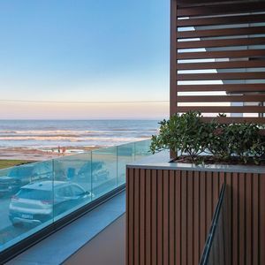 Apartamento Brisa 104 no Aura Beira-Mar — Praia da Cal, Torres/RS | 87m², 2 Suítes, Pé na Areia, Design Contemporâneo