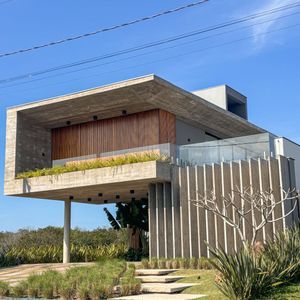 Casa Nova de 368m² com 4 Suítes e Rooftop com Vista para o Lago no Reserva das Águas em Torres