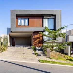 Sobrado à venda no Jardins Bolonha com 4 suítes, 250 m² e terreno de 300 m²