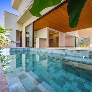 Sobrado à venda no Jardins Capri com 3 suítes e 264 m², em Senador Canedo