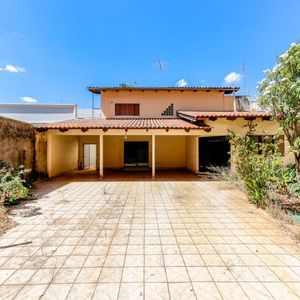 Sobrado à venda na Rua 135 com 3 suítes, 386 m² e terreno de 560 m²