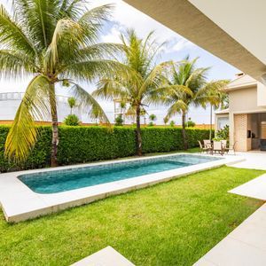 Casa térrea com 4 suítes, piscina aquecida e projeto integrado à natureza