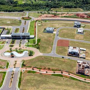 Lote de esquina no Plateau D’or Unique com 768 m² próximo à portaria