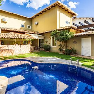 Sobrado com 5 quartos, lazer completo, piscina e jardim no Residencial Granville