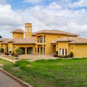Casa com 4 suítes e lazer completo em Hidrolândia