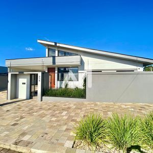 Casa com 203m² e 3 dormitórios no bairro Universitário em Lajeado para Comprar