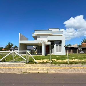 Casa com 226m², 3 dormitórios, 1 suíte, 2 vagas no bairro Paraíso em Torres para Comprar