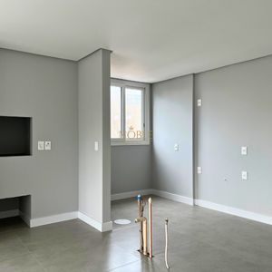 Apartamento com 90m², 2 dormitórios, 2 suítes, 2 vagas no Maui Residencial em Torres para Comprar