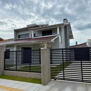 Casa com 284m², 4 dormitórios, 1 suíte, 2 vagas no bairro Igra Sul em Torres para Comprar
