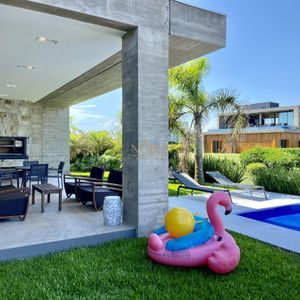 Casa de Condomínio com 290m², 4 dormitórios, 2 suítes, 2 vagas no Ocean Side em Torres para Comprar