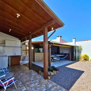 Casa com 102m², 2 dormitórios, 1 suíte, 2 vagas no bairro Igra Sul em Torres para Comprar