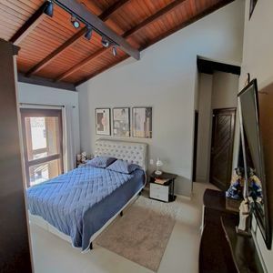 Sobrado com 330m², 3 dormitórios, 1 suíte, 5 vagas no bairro Centenário em Torres para Comprar