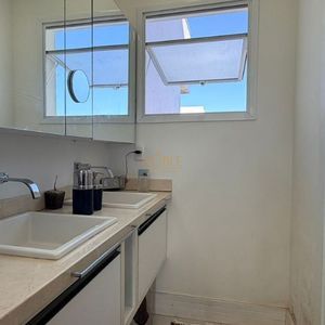 Casa com 400m², 5 dormitórios, 1 suíte, 4 vagas no bairro Stan em Torres para Comprar