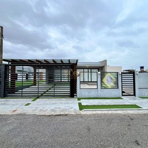 Casa com 670m², 5 dormitórios, 3 suítes, 3 vagas no bairro Bellatorres em Passo de Torres para Comprar