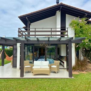 Casa com 518m², 5 dormitórios, 2 suítes, 2 vagas no bairro Praia Grande em Torres para Comprar