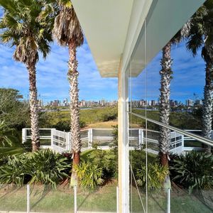 Casa com 600m², 4 dormitórios, 1 suíte, 4 vagas no bairro Igra Norte em Torres para Comprar